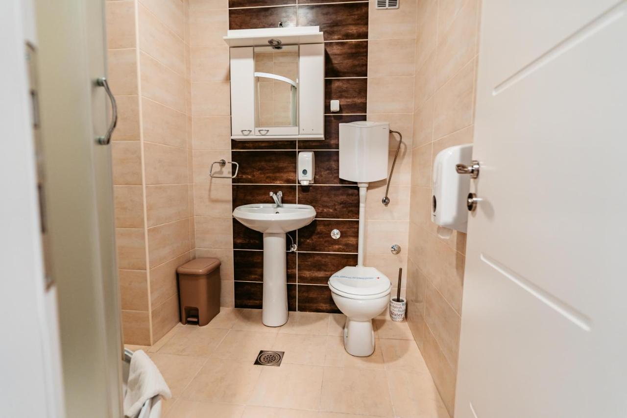 Hotel Lotos Depandans Ni Esterno foto