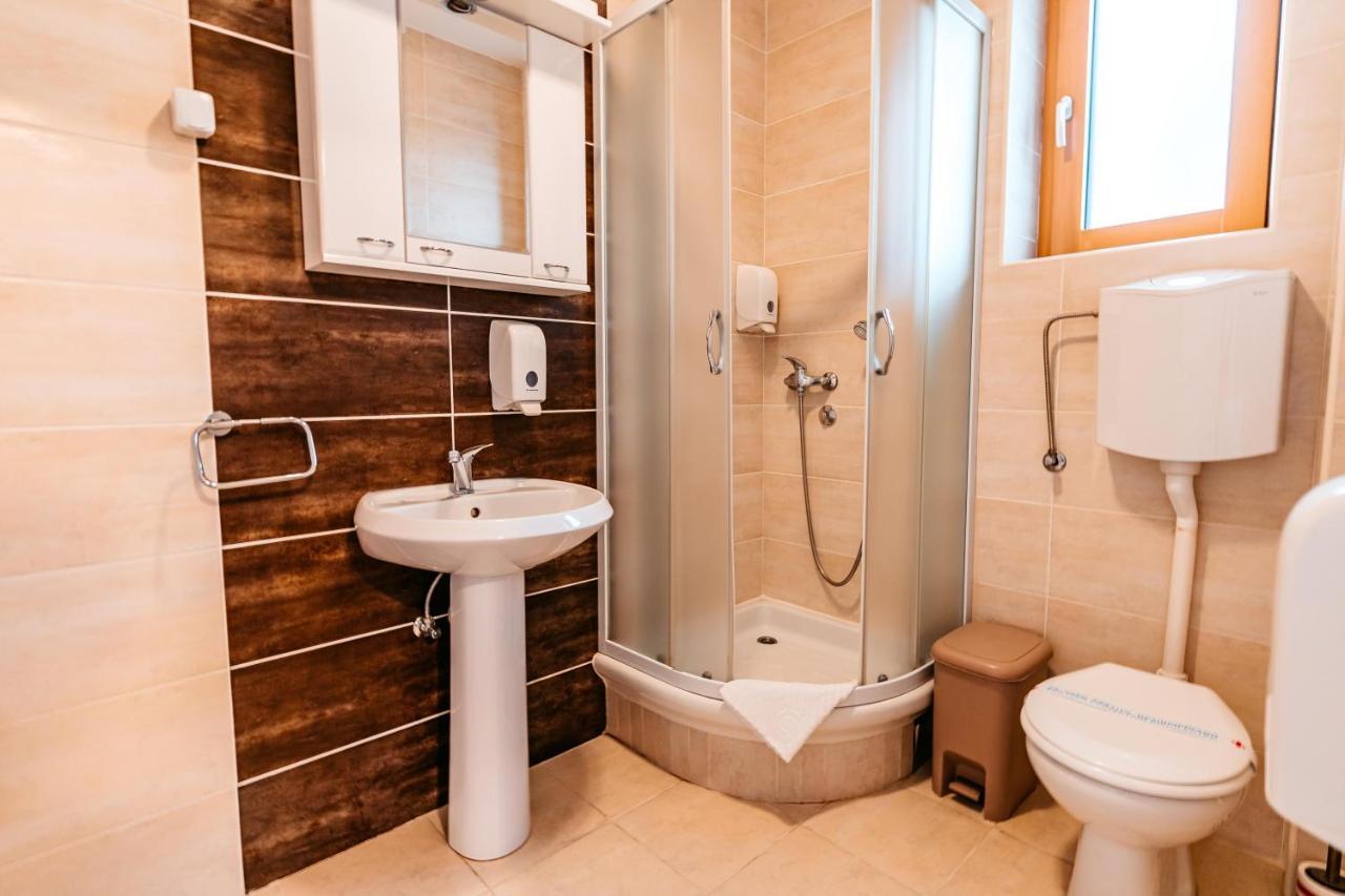 Hotel Lotos Depandans Ni Esterno foto